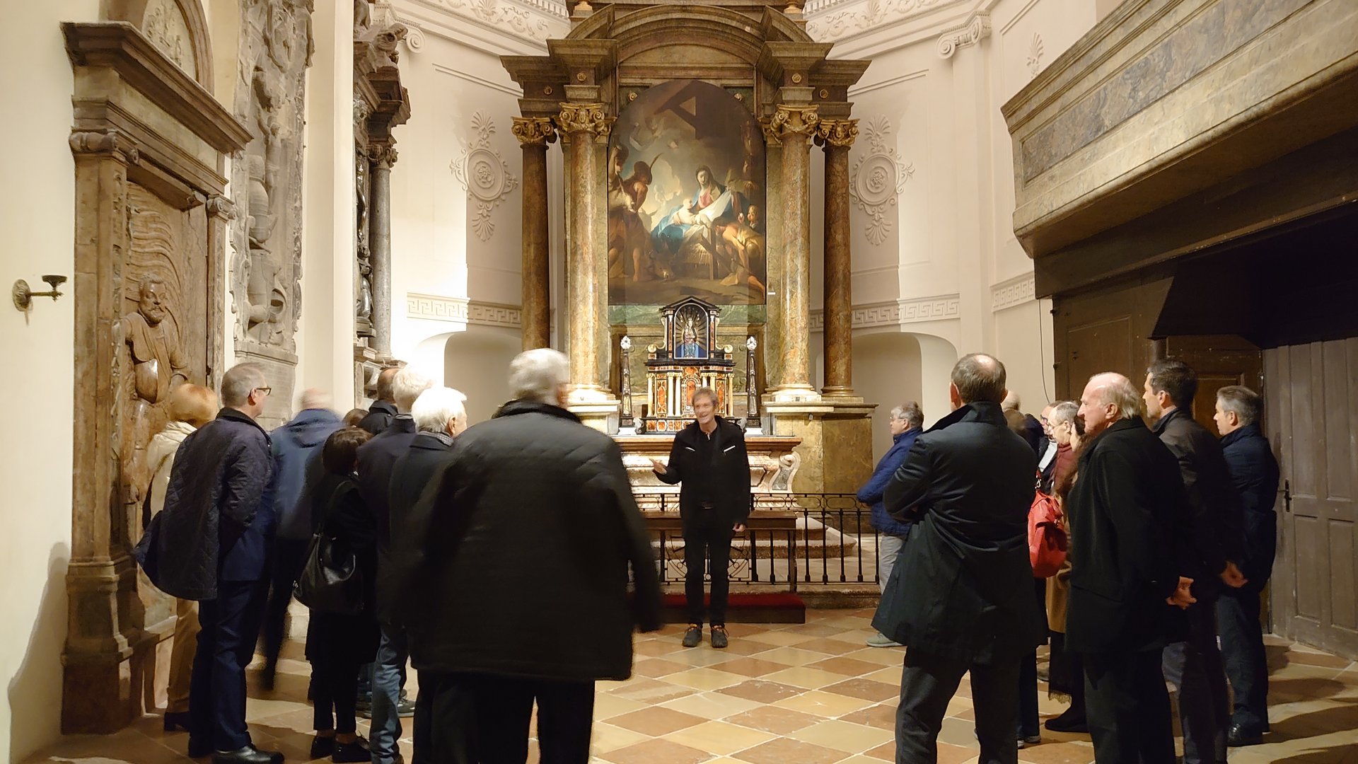 Gruppe von Sponsoren des LC Wien-Ostarrichi bei einer Führung in der Michaelerkirche 