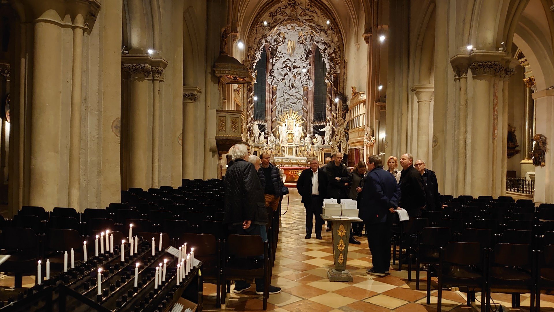 Gruppe von Sponsoren des LC Wien-Ostarrichi bei einer Führung in der Michaelerkirche